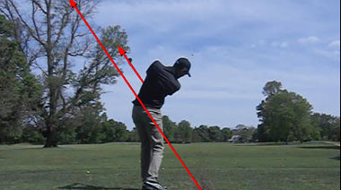 在这里，高尔夫球手已经允许球杆通过影响和他的完成，因为他的身体转向面向目标。