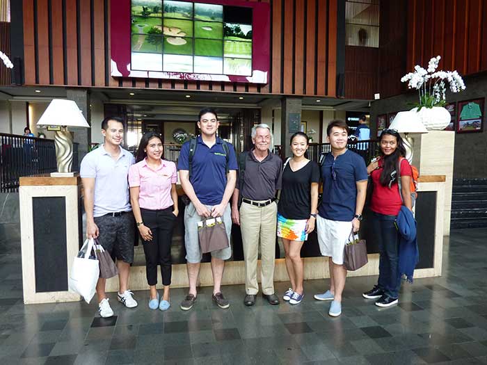 从左至右:我，我们雅加达皇家酒店的主持人，Errol，来自泰国亚洲高尔夫解决方案公司的Tom, OB高尔夫印尼公司的Merry，来自柬埔寨PSD旅游公司的Candra，以及来自印尼高尔夫精彩公司的活动主持人Santi