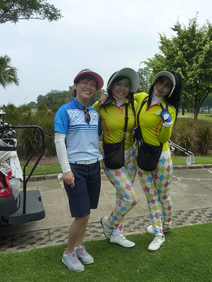 《越南高尔夫杂志》(Vietnam Golf Magazine)的吴女士和她配套的球童