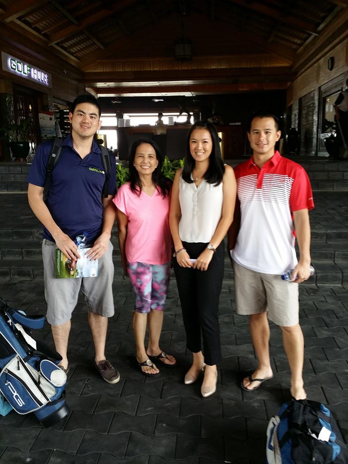 马尼拉队，埃罗尔，来自GolfHolidays的Maripaz，我们可爱的主持人梅里和我在右边